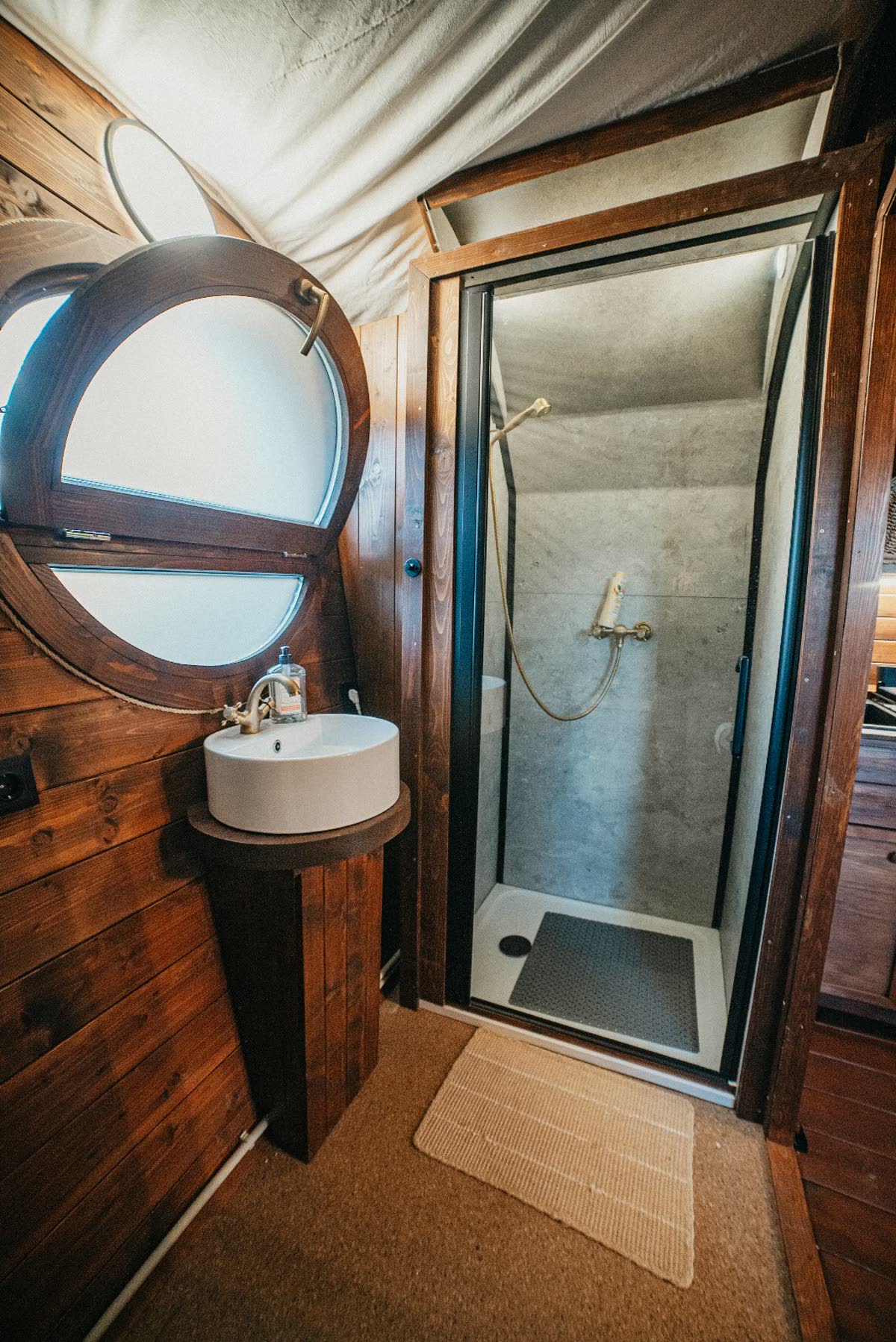 Fürdőszoba a glamping szekéren belül, zuhanyzóval és mosdóval