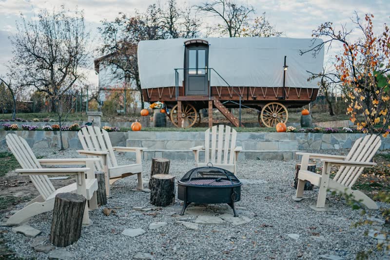 A glamping szekér terasza kültéri bútorokkal